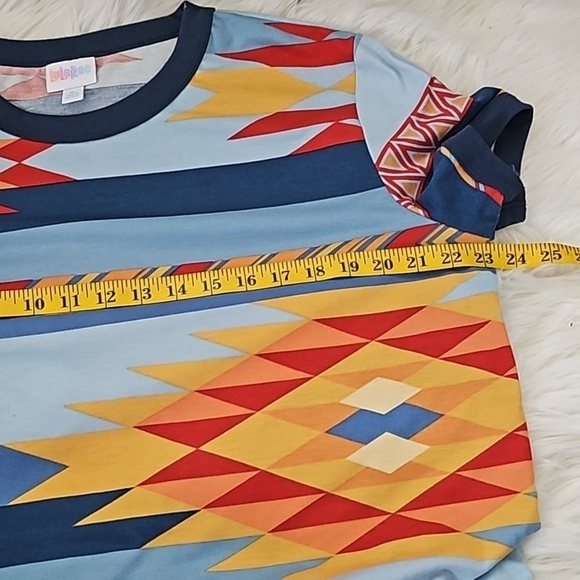 LuLaRoe Liv Crew Neck Short Sleeve Tee with Bold Print - Picture 12 of 16